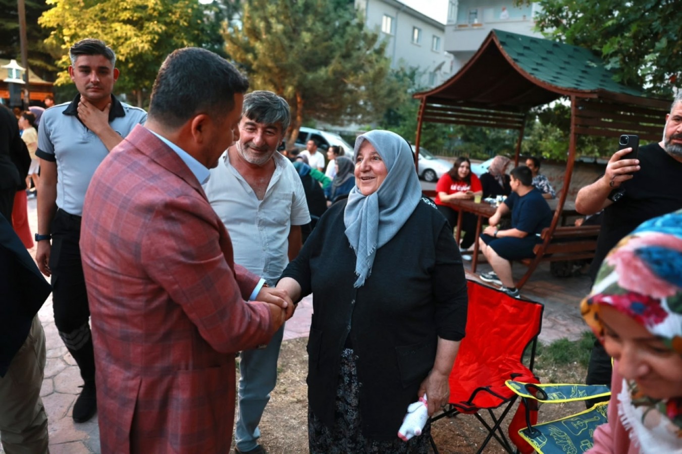 Başkan Rasim Arı, Vatandaşlarla ve Gençlerle Buluştu